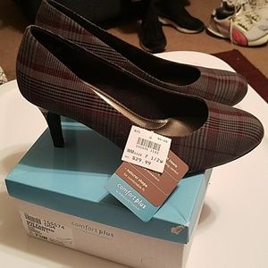 Comfort plus by Predictions Karmen plaid pumps.